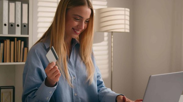 Carte bancaire ado : les clés pour gérer son argent en toute sécurité